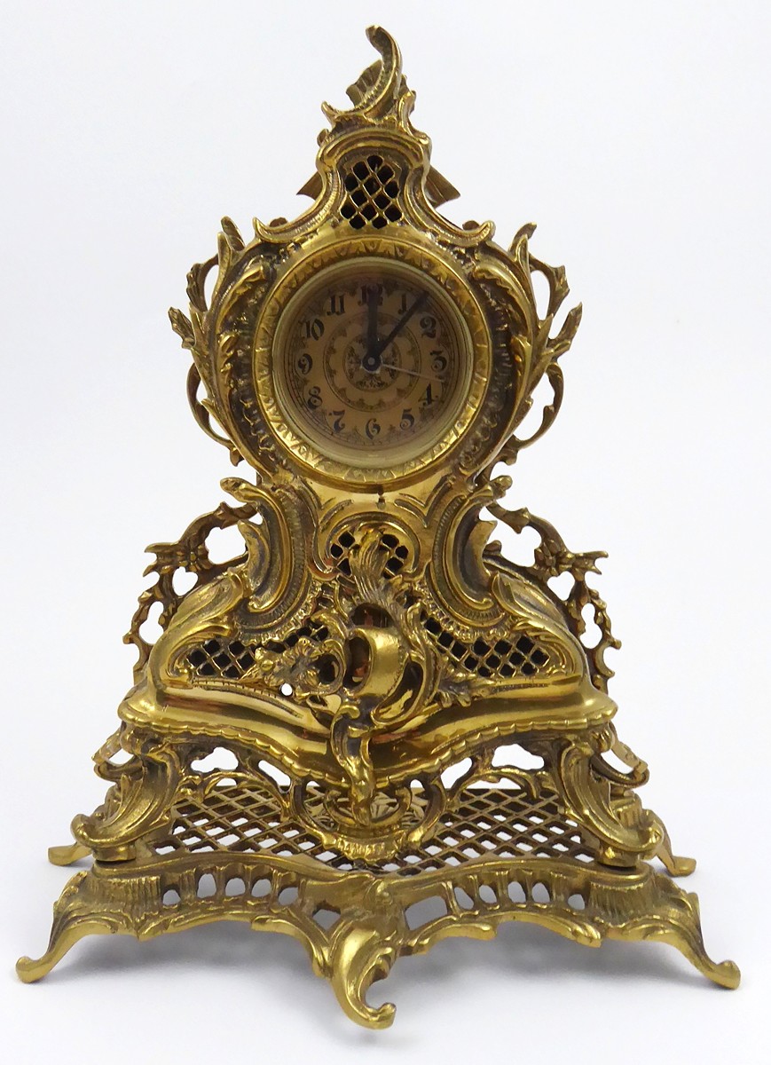 MOSAZNÉ STOLNÍ HODINY S BUDÍKEM V ROKOKOVÉM STYLU