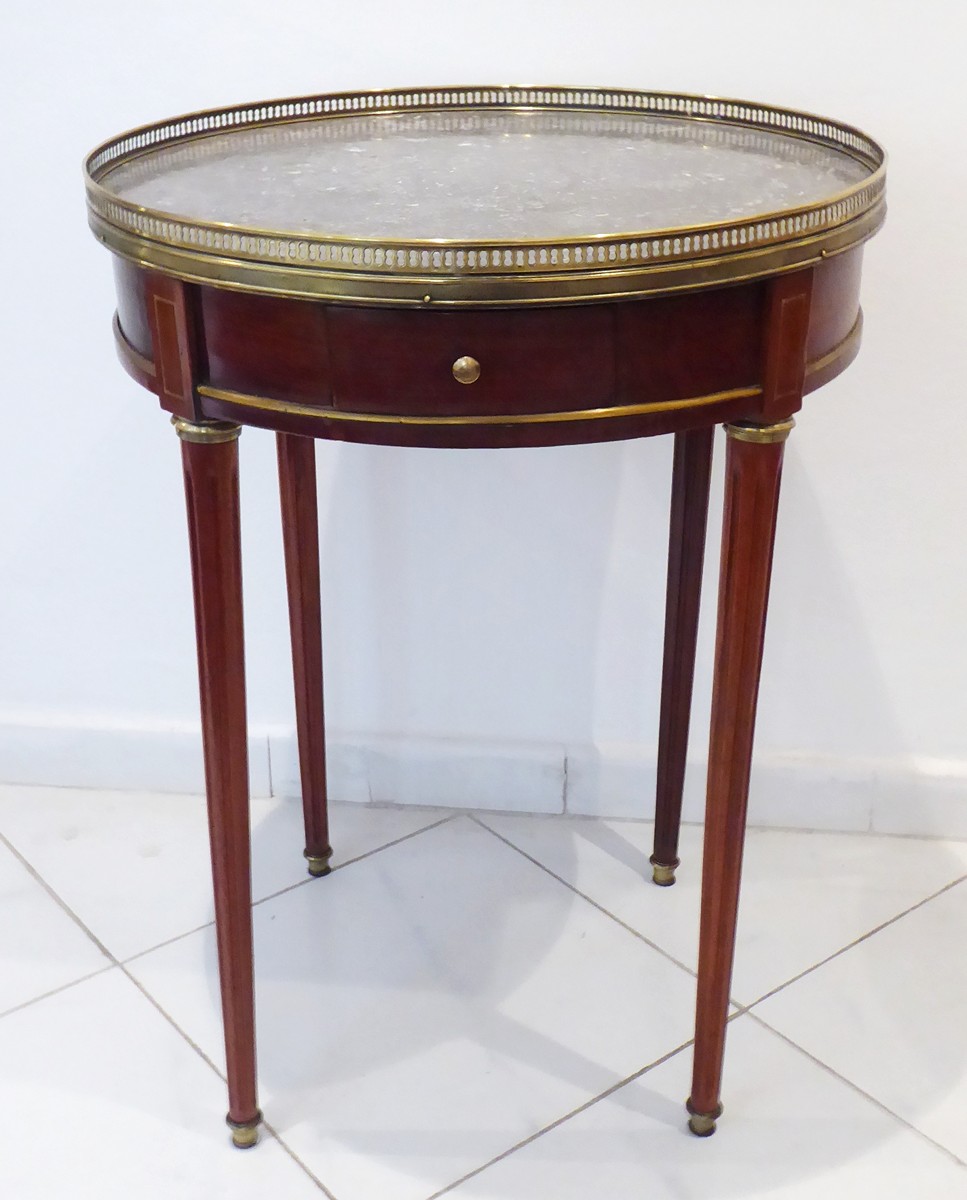 KULATÝ SALONNÍ STOLEK S MRAMOROVOU DESKOU