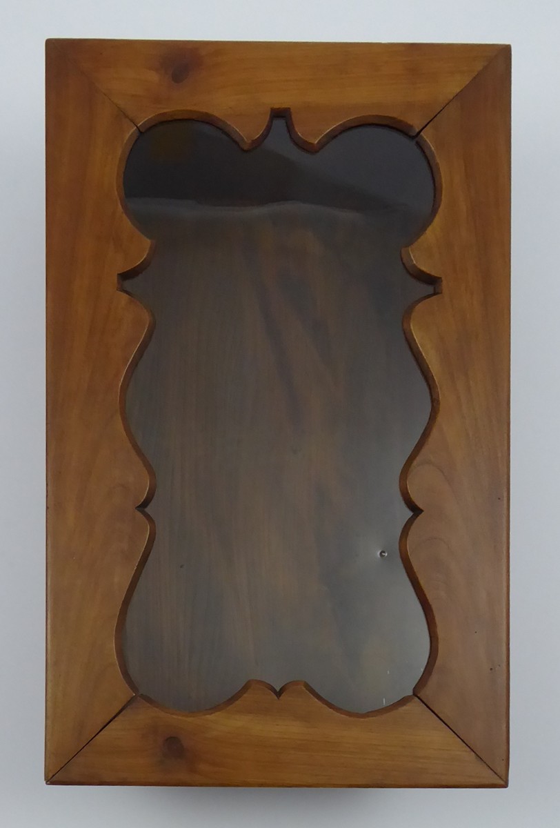 ZÁVĚSNÁ SKŘÍŇKA S OBLOUČKY