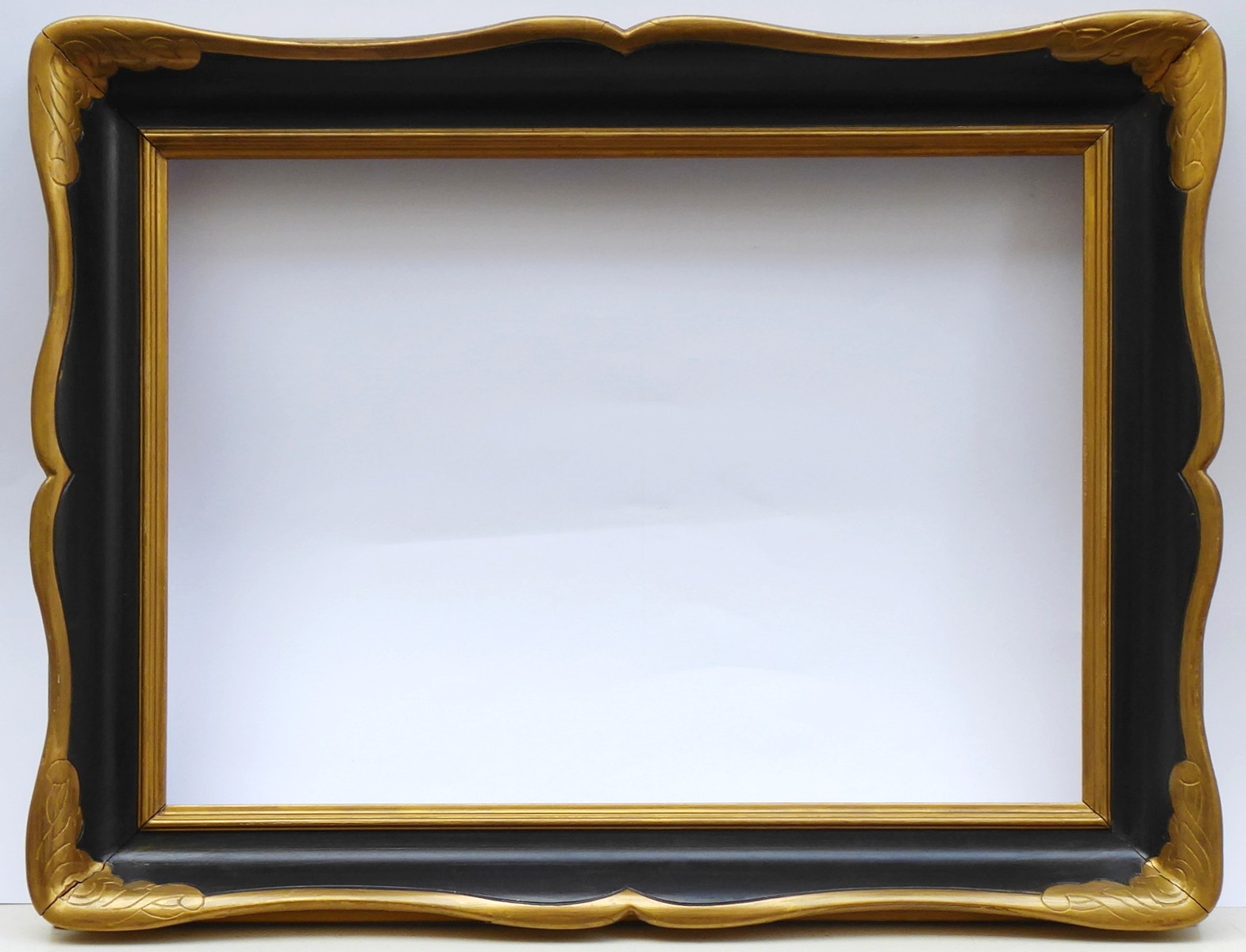 OBLOUKOVITĚ TVAROVANÝ RÁM S TMAVOU A ZLATOU PATINOU