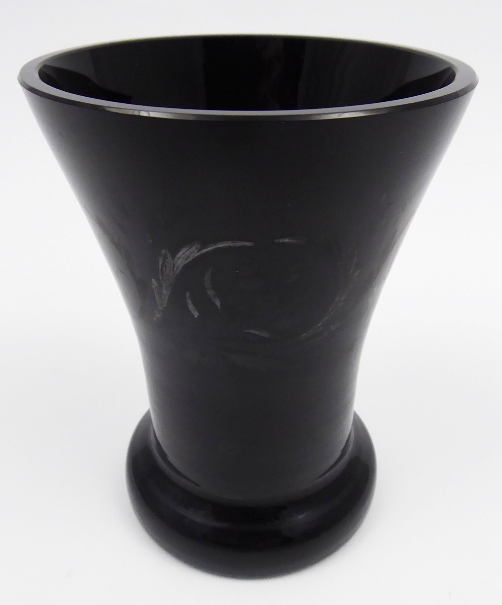 BIEDERMEIEROVÁ ČÍŠE Z HYALITOVÉHO SKLA S RUČNÍ MALBOU