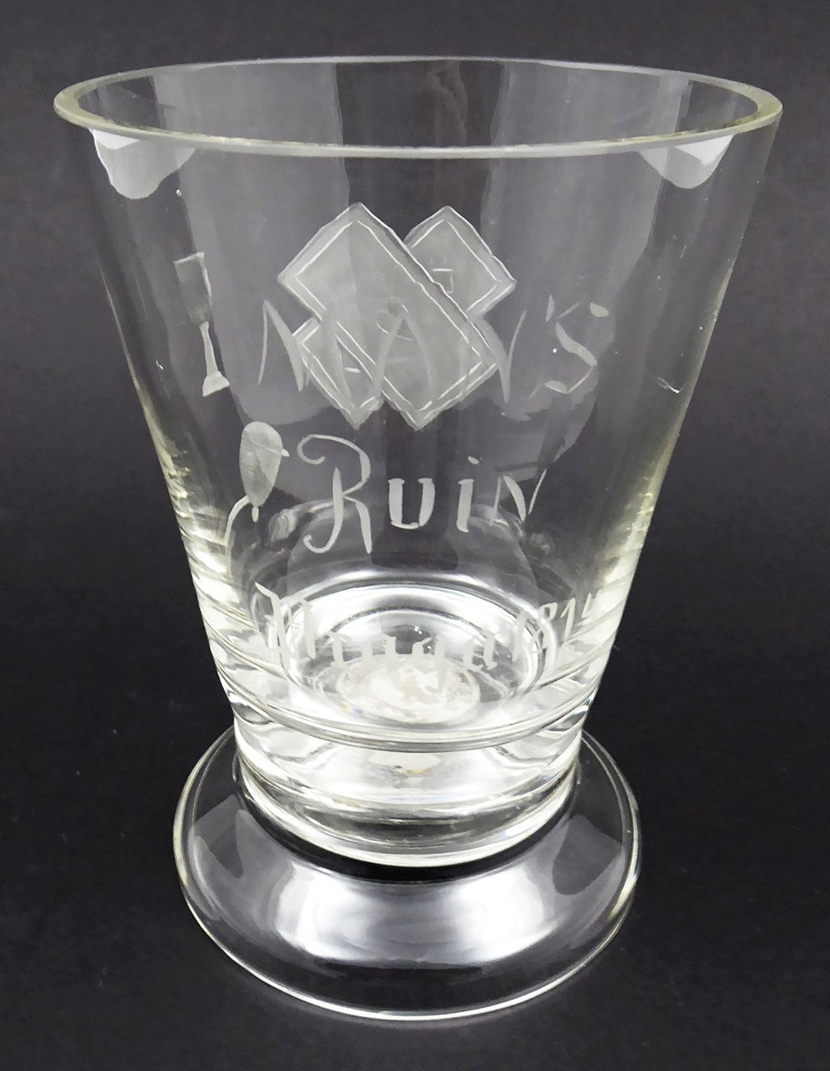 POHÁR SE STŘÍBRNOU MINCÍ A NÁPISEM - MAN´S RUIN, PRAGA 1814