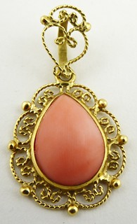 ZLATÝ PŘÍVĚS S PŘÍRODNÍM RŮŽOVÝM KORÁLEM - NEAPOL, ITÁLIE