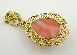 ZLATÝ PŘÍVĚS S PŘÍRODNÍM RŮŽOVÝM KORÁLEM - NEAPOL, ITÁLIE