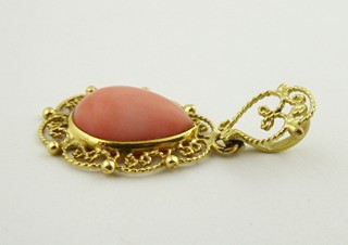 ZLATÝ PŘÍVĚS S PŘÍRODNÍM RŮŽOVÝM KORÁLEM - NEAPOL, ITÁLIE