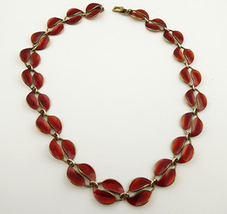 STŘÍBRNÝ NÁHRDELNÍK S VÍNOVĚ ČERVENÝM EMAILEM - WILLY WINNAES