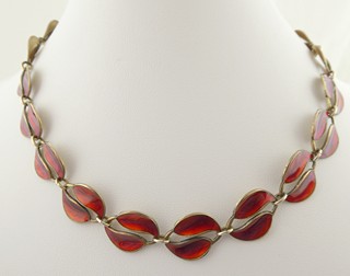 STŘÍBRNÝ NÁHRDELNÍK S VÍNOVĚ ČERVENÝM EMAILEM - WILLY WINNAES