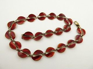 STŘÍBRNÝ NÁHRDELNÍK S VÍNOVĚ ČERVENÝM EMAILEM - WILLY WINNAES