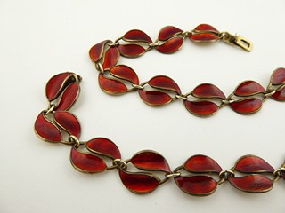 STŘÍBRNÝ NÁHRDELNÍK S VÍNOVĚ ČERVENÝM EMAILEM - WILLY WINNAES