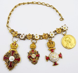 ZLATÁ MINIATURA ŘÁDU FRANTIŠKA JOSEFA S ŘETÍZKEM, POZLACENOU MINIATUROU ŘÁDU FRANTIŠKA JOSEFA, MINIATUROU ZÁSLUŽNÉHO KŘÍŽE S KORUNOU, MINIATUROU SIGNUM MEMORIAE