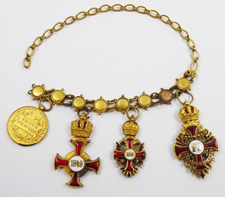 ZLATÁ MINIATURA ŘÁDU FRANTIŠKA JOSEFA S ŘETÍZKEM, POZLACENOU MINIATUROU ŘÁDU FRANTIŠKA JOSEFA, MINIATUROU ZÁSLUŽNÉHO KŘÍŽE S KORUNOU, MINIATUROU SIGNUM MEMORIAE