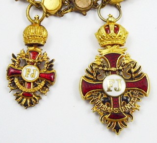 ZLATÁ MINIATURA ŘÁDU FRANTIŠKA JOSEFA S ŘETÍZKEM, POZLACENOU MINIATUROU ŘÁDU FRANTIŠKA JOSEFA, MINIATUROU ZÁSLUŽNÉHO KŘÍŽE S KORUNOU, MINIATUROU SIGNUM MEMORIAE