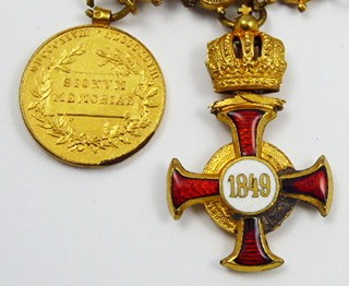 ZLATÁ MINIATURA ŘÁDU FRANTIŠKA JOSEFA S ŘETÍZKEM, POZLACENOU MINIATUROU ŘÁDU FRANTIŠKA JOSEFA, MINIATUROU ZÁSLUŽNÉHO KŘÍŽE S KORUNOU, MINIATUROU SIGNUM MEMORIAE