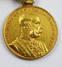 ZLATÁ MINIATURA ŘÁDU FRANTIŠKA JOSEFA S ŘETÍZKEM, POZLACENOU MINIATUROU ŘÁDU FRANTIŠKA JOSEFA, MINIATUROU ZÁSLUŽNÉHO KŘÍŽE S KORUNOU, MINIATUROU SIGNUM MEMORIAE