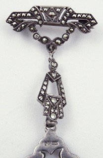 STŘÍBRNÉ DÁMSKÉ ZÁVĚSNÉ HODINKY - CARL F. BUCHERER