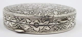 STŘÍBRNÁ KULATÁ PUDŘENKA MENŠÍCH ROZMĚRŮ