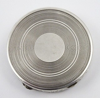 STŘÍBRNÁ KULATÁ PUDŘENKA MENŠÍCH ROZMĚRŮ