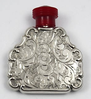 GRAVÍROVANÝ STŘÍBRNÝ MALÝ FLAKON