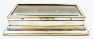 STŘÍBŘENÁ A ZLACENÁ MOSAZNÁ DÓZIČKA NA LÉKY