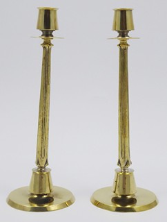 DVA VYSOCE ELEGANTNÍ MOSAZNÉ SVÍCNY SE SECESNÍM ORNAMENTEM