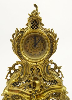 MOSAZNÉ STOLNÍ HODINY S BUDÍKEM V ROKOKOVÉM STYLU