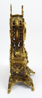 MOSAZNÉ STOLNÍ HODINY S BUDÍKEM V ROKOKOVÉM STYLU