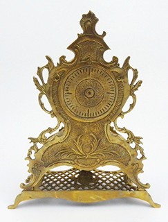 MOSAZNÉ STOLNÍ HODINY S BUDÍKEM V ROKOKOVÉM STYLU