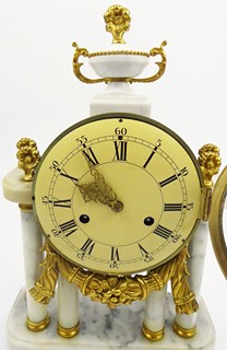 MRAMOROVÉ STOLNÍ SLOUPKOVÉ HODINY