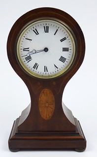 STOLNÍ MENŠÍ DŘEVĚNÉ HODINY S INTARZOVANÝM MEDAILONEM