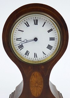 STOLNÍ MENŠÍ DŘEVĚNÉ HODINY S INTARZOVANÝM MEDAILONEM