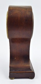 STOLNÍ MENŠÍ DŘEVĚNÉ HODINY S INTARZOVANÝM MEDAILONEM