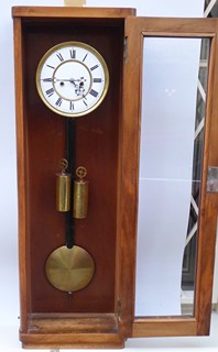 NÁSTĚNNÉ DVOUZÁVAŽOVÉ HODINY S PŮLOVÝM BITÍM