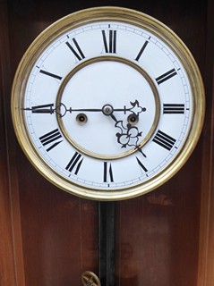 NÁSTĚNNÉ DVOUZÁVAŽOVÉ HODINY S PŮLOVÝM BITÍM