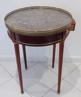 KULATÝ SALONNÍ STOLEK S MRAMOROVOU DESKOU