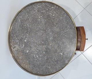 KULATÝ SALONNÍ STOLEK S MRAMOROVOU DESKOU