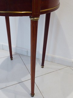 KULATÝ SALONNÍ STOLEK S MRAMOROVOU DESKOU