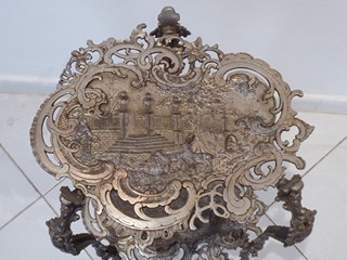 KVĚTINOVÝ STOLEK SE ZÁMECKOU OBOROU