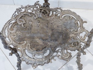 KVĚTINOVÝ STOLEK SE ZÁMECKOU OBOROU