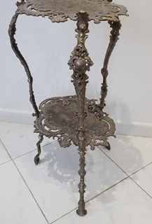 KVĚTINOVÝ STOLEK SE ZÁMECKOU OBOROU