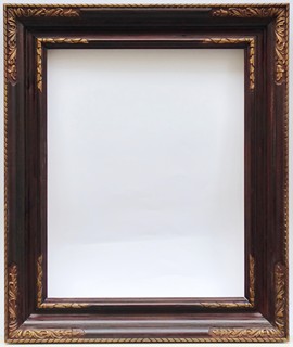 RÁM S RUČNĚ ŘEZANÝM KVĚTINOVÝM ORNAMENTEM 