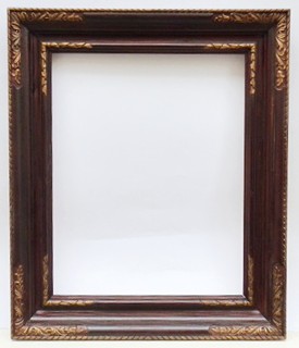 RÁM S RUČNĚ ŘEZANÝM KVĚTINOVÝM ORNAMENTEM 