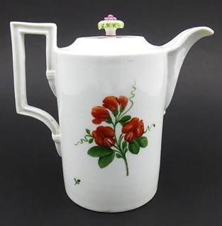 MÍŠEŇSKÁ KONVIČKA S RŮŽÍ A KVĚTINAMI V KLASICISTNÍM STYLU