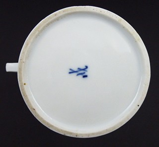 MÍŠEŇSKÁ KONVIČKA S RŮŽÍ A KVĚTINAMI V KLASICISTNÍM STYLU