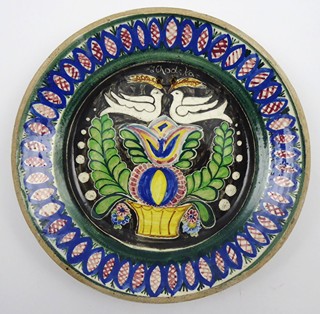 JOSEF ČÍPA (1861-1914)  - ZÁVĚSNÝ TALÍŘ S HOLUBIČKAMI Z CHODSKA - KLENČÍ