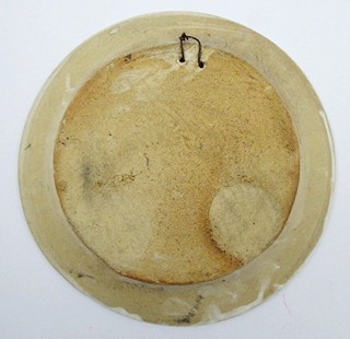 JOSEF ČÍPA (1861-1914) - ZÁVĚSNÝ TALÍŘ S HOLUBIČKAMI Z CHODSKA - KLENČÍ