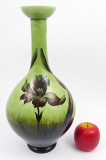 SECESNÍ VYSOKÁ VÁZA S KOSATCI - JULIUS DRESSLER, BĚLÁ