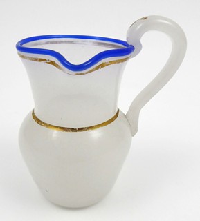 LÁZEŇSKÝ MALÝ DŽBÁNEK Z ALABASTROVÉHO SKLA - BAD SAUERBRUNN