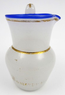 LÁZEŇSKÝ MALÝ DŽBÁNEK Z ALABASTROVÉHO SKLA - BAD SAUERBRUNN