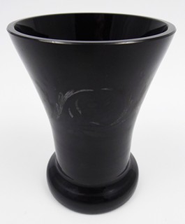 BIEDERMEIEROVÁ ČÍŠE Z HYALITOVÉHO SKLA S RUČNÍ MALBOU