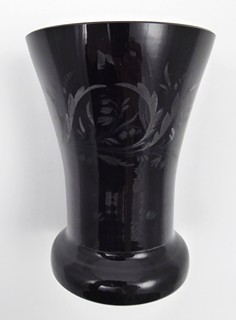 BIEDERMEIEROVÁ ČÍŠE Z HYALITOVÉHO SKLA S RUČNÍ MALBOU